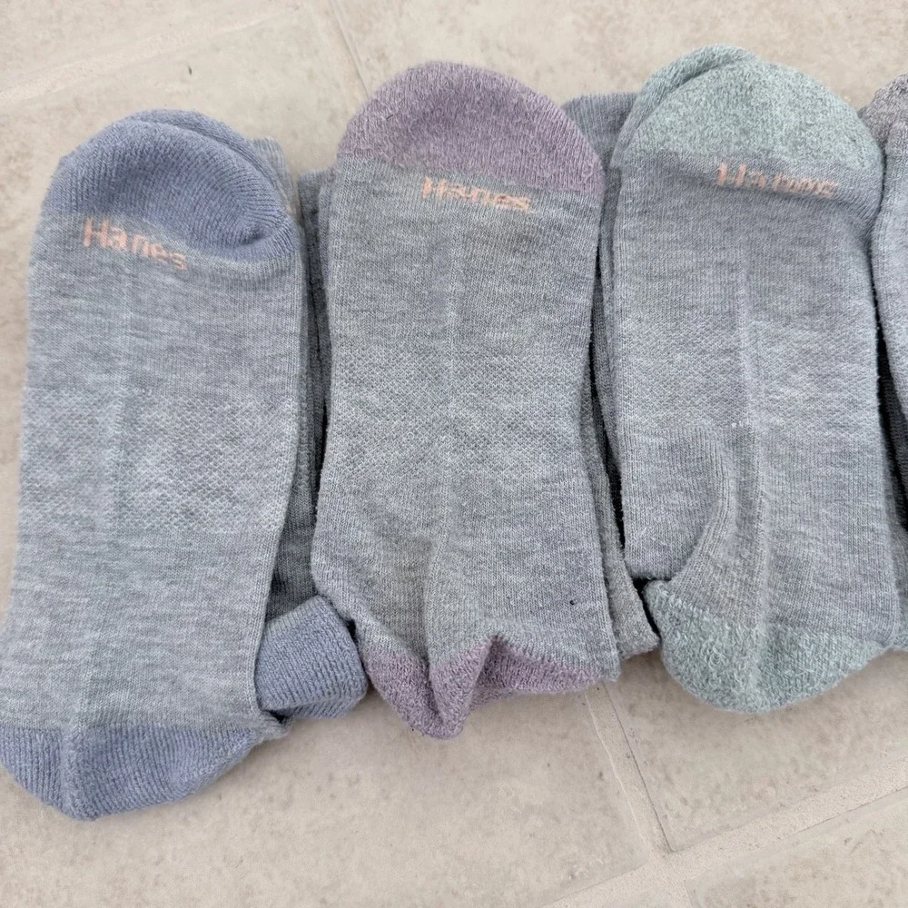 HANES WOMEN'S CREW SOCKS GRAY  SHOE SIZE‎ 5-9 -  5 Pair
